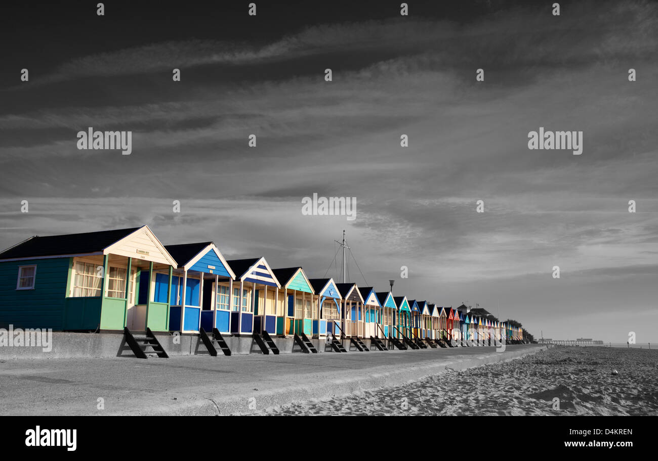 Selektiv farbigen Schuss von Strandhütten in Southwold UK Stockfoto