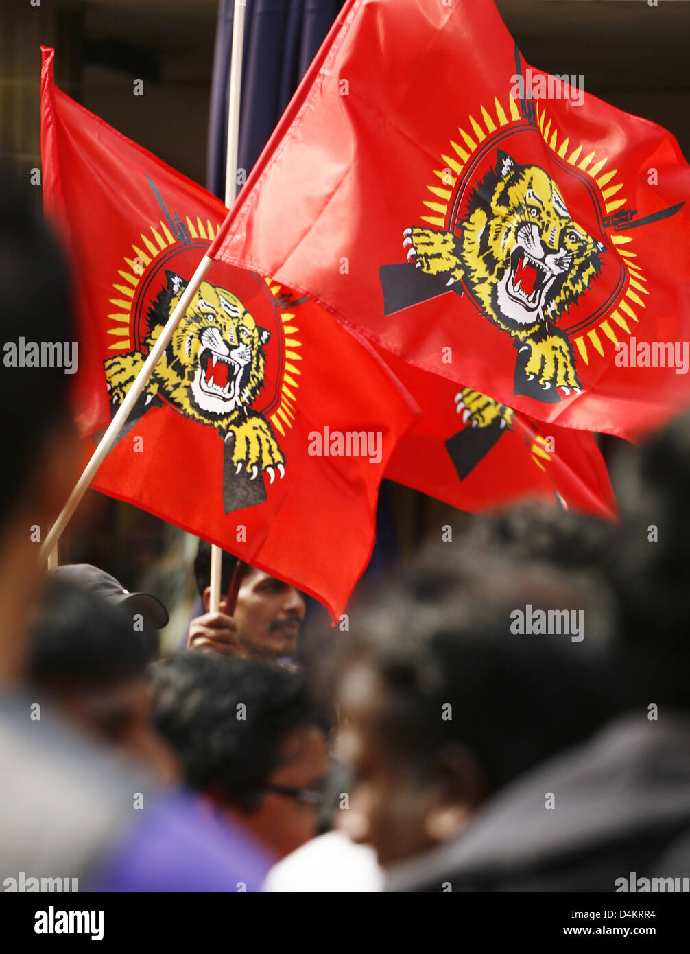 Flaggen der Liberation Tigers of Tamil Eelam (LTTE) sind bei einem Protest der Tamil Tigers in Frankfurt Main, Deutschland, 1. Mai 2009 winkte. Die Tamilen demonstrieren für einen eigenen Staat und Unabhängigkeit von Sri Lanka. Jedoch die LTTE ist eine militante Organisation und Alo geächtet als eine terroristische Organisationen durch Selbstmordattentate. Foto: Wolfram Steinberg Stockfoto