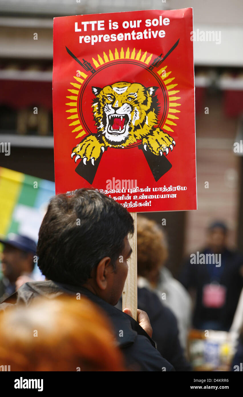 Anhänger der Liberation Tigers of Tamil Eelam (LTTE) zeigen bei einem Protest der Tamil Tigers in Frankfurt Main, Deutschland, 1. Mai 2009. Die Tamilen demonstrieren für einen eigenen Staat und Unabhängigkeit von Sri Lanka. Jedoch die LTTE ist eine militante Organisation und Alo geächtet als eine terroristische Organisationen durch Selbstmordattentate. Foto: Wolfram Steinberg Stockfoto