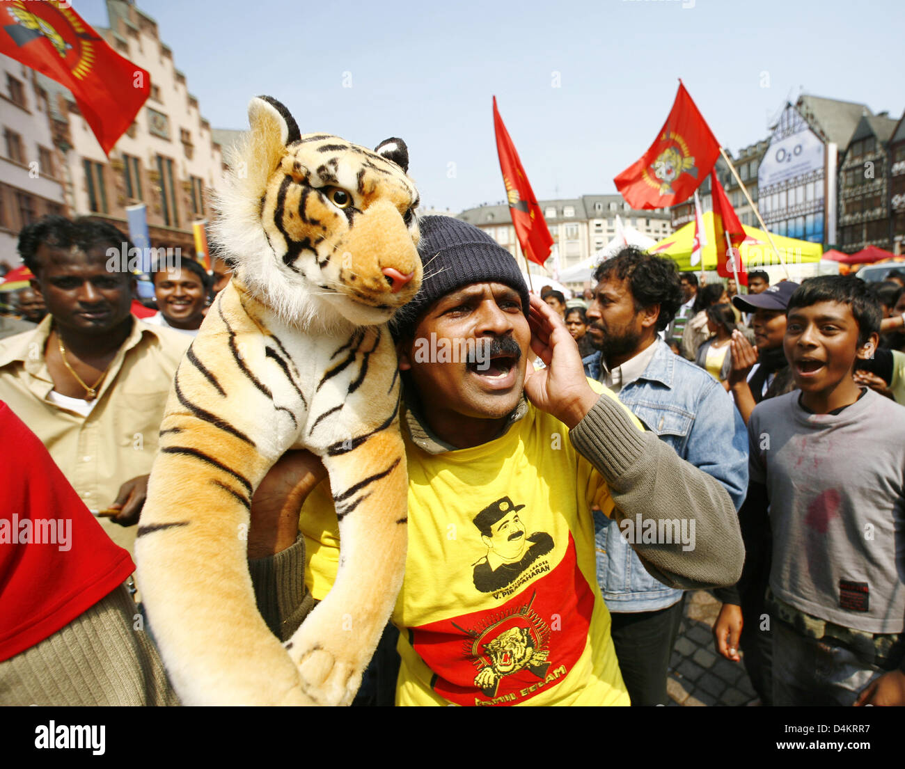 Anhänger der Liberation Tigers of Tamil Eelam (LTTE) zeigen bei einem Protest der Tamil Tigers in Frankfurt Main, Deutschland, 1. Mai 2009. Die Tamilen demonstrieren für einen eigenen Staat und Unabhängigkeit von Sri Lanka. Jedoch die LTTE ist eine militante Organisation und Alo geächtet als eine terroristische Organisationen durch Selbstmordattentate. Foto: Wolfram Steinberg Stockfoto