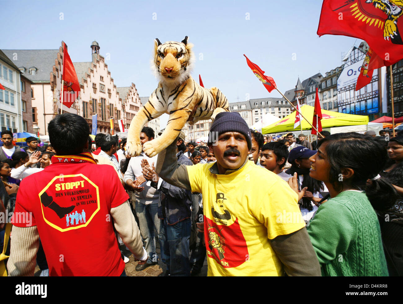 Anhänger der Liberation Tigers of Tamil Eelam (LTTE) zeigen bei einem Protest der Tamil Tigers in Frankfurt Main, Deutschland, 1. Mai 2009. Die Tamilen demonstrieren für einen eigenen Staat und Unabhängigkeit von Sri Lanka. Jedoch die LTTE ist eine militante Organisation und Alo geächtet als eine terroristische Organisationen durch Selbstmordattentate. Foto: Wolfram Steinberg Stockfoto