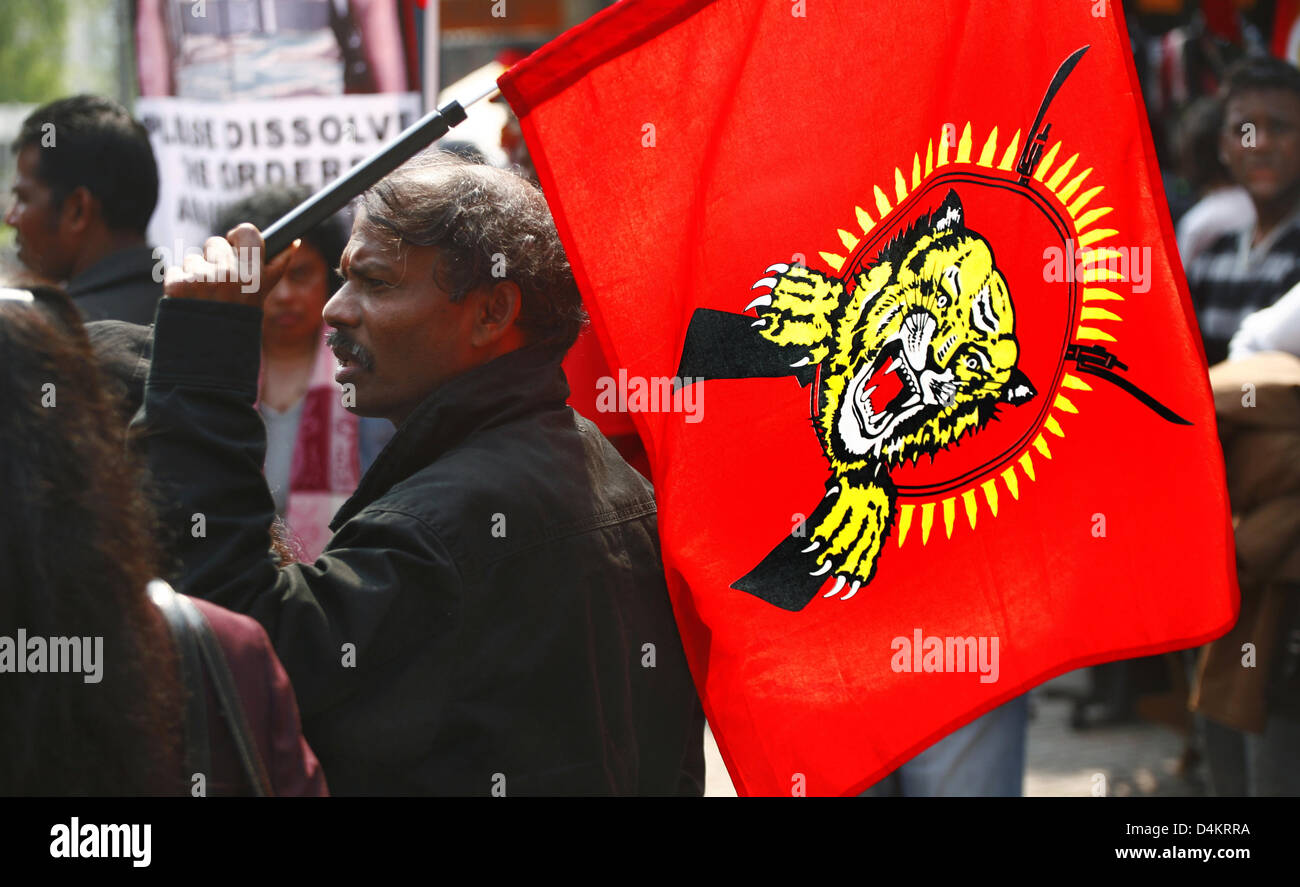 Anhänger der Liberation Tigers of Tamil Eelam (LTTE) zeigen bei einem Protest der Tamil Tigers in Frankfurt Main, Deutschland, 1. Mai 2009. Die Tamilen demonstrieren für einen eigenen Staat und Unabhängigkeit von Sri Lanka. Jedoch die LTTE ist eine militante Organisation und Alo geächtet als eine terroristische Organisationen durch Selbstmordattentate. Foto: Wolfram Steinberg Stockfoto
