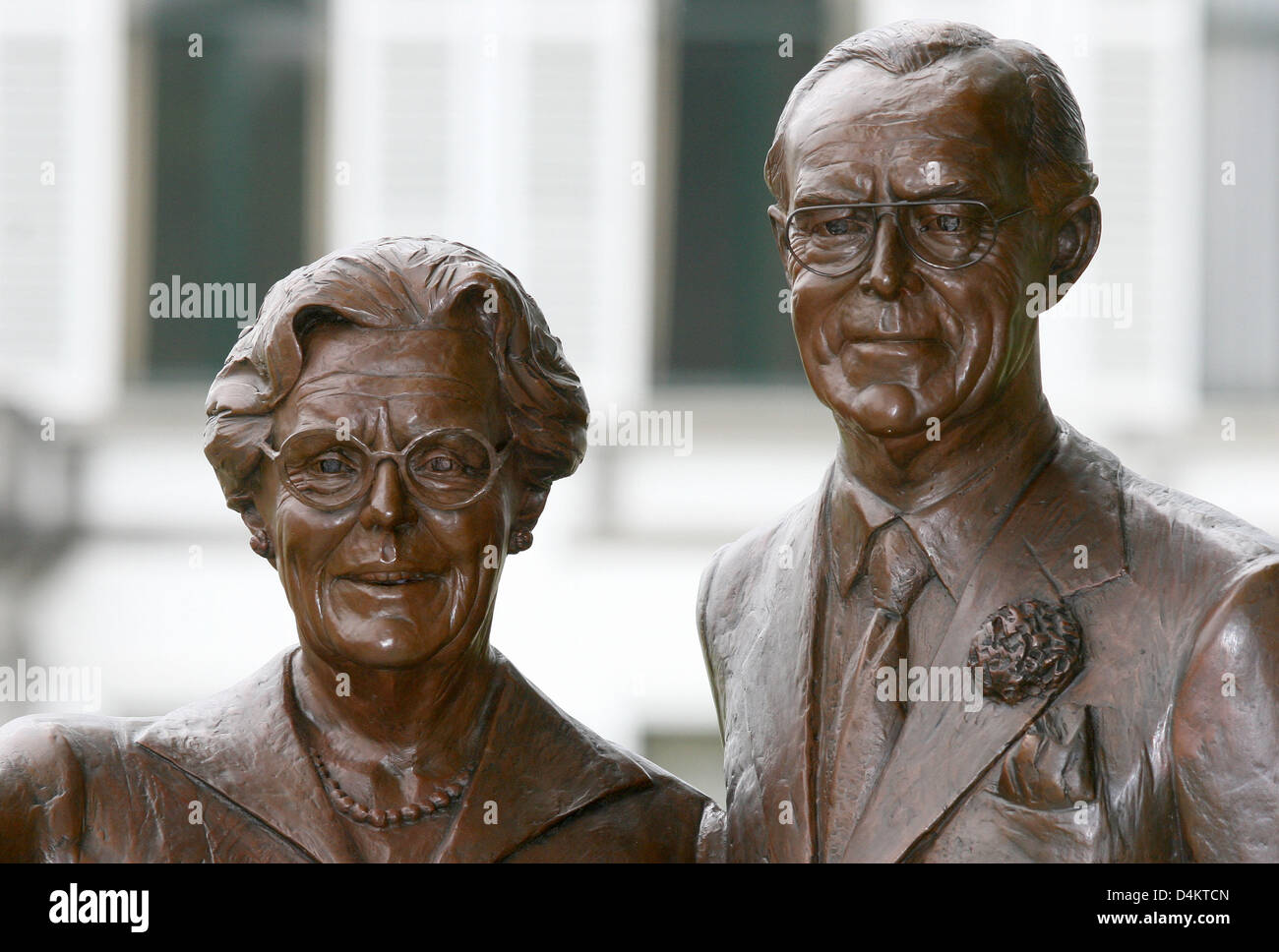 Eine Skulptur von Königin Juliana und Prinz Bernhard, Eltern der