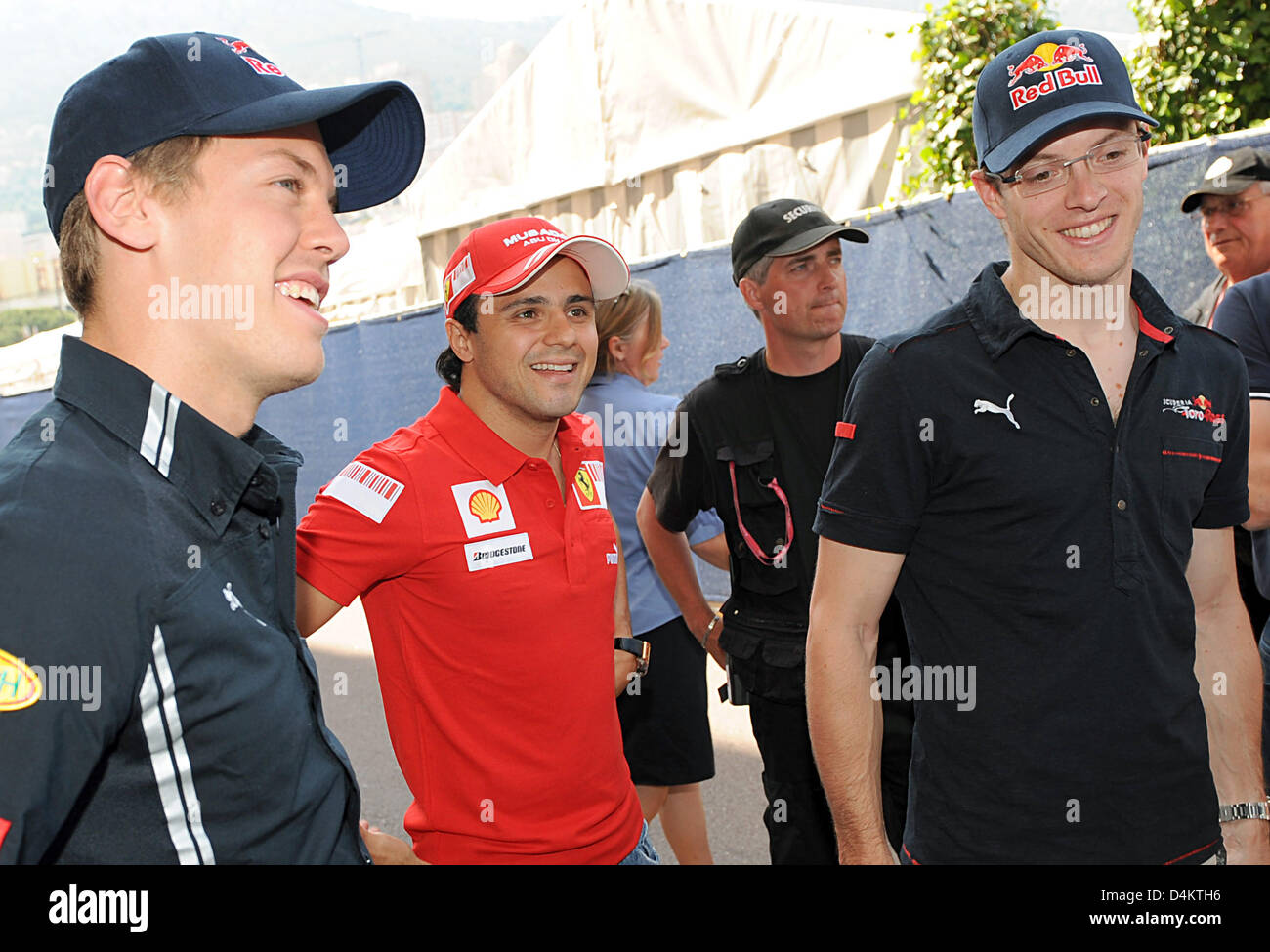 Deutsche Formel1-Fahrer Sebastian Vettel von Red Bull (L-R), brasilianischer Formel-1-Pilot Felipe Massa von Ferrari und französischer Formel-1 Fahrer Sebastien Bourdais Toro Rosso Lächeln nach einer Pressekonferenz in Monte Carlo, Monaco, 20. Mai 2009. Der Grand Prix von Monaco wird am 24. Mai stattfinden. Foto: PETER STEFFEN Stockfoto