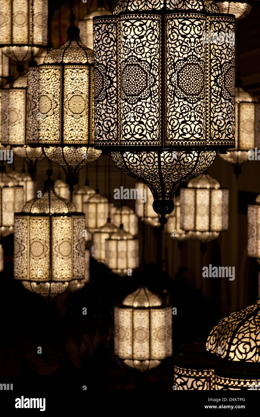 Vereinigte Arabische Emirate, Dubai, reich verzierten Lampen. Stockfoto