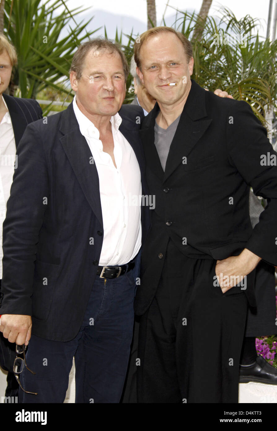 Schauspieler Burghart Klaußner (L) und Ulrich Tukur posieren vor der Pressekonferenz des Films? Das weiße Band? bei den 62. Filmfestspielen in Cannes, Frankreich Mai 21. 2009. Foto: Hubert Boesl Stockfoto