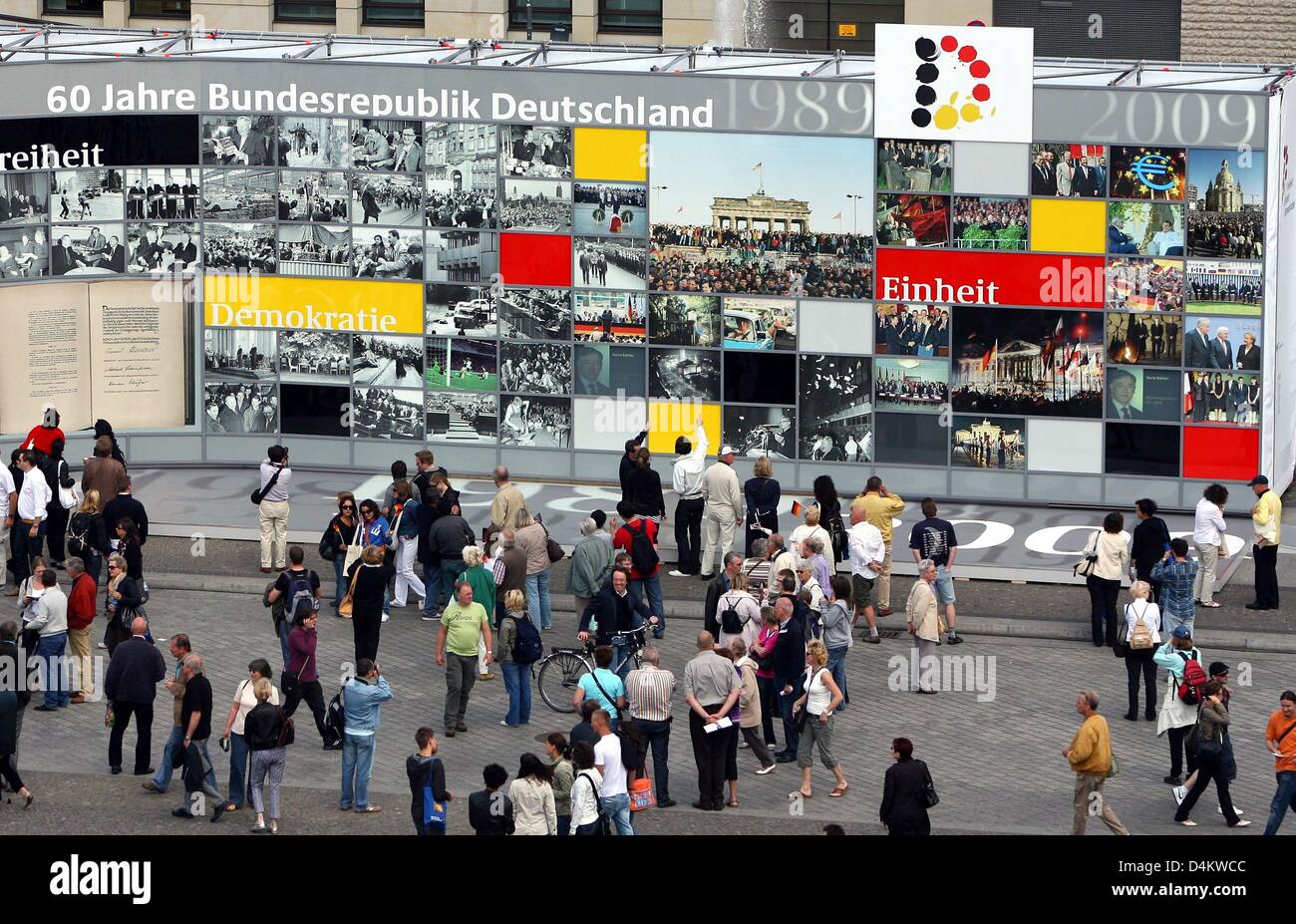 Besucher besuchen die Bürger? s Festival für den 60. Jahrestag der Bundesrepublik Deutschland in Berlin, Deutschland, 23. Mai 2009. Die deutsche Verfassung wurde am 23. Mai 1949 in Kraft gesetzt. Foto: Carsten Rehder Stockfoto