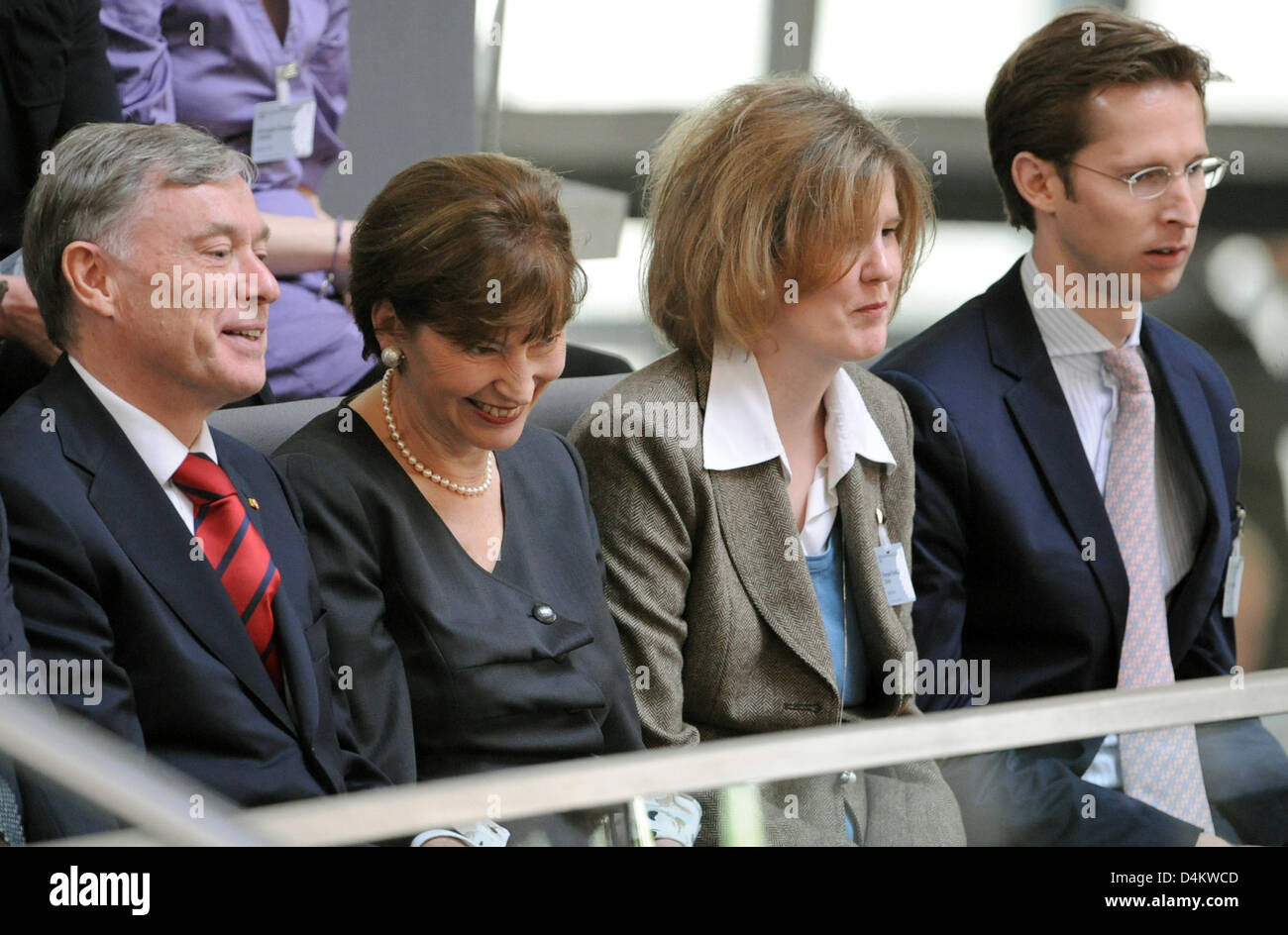 Bundespräsident Horst Köhler (L-R) ist mit seiner Frau Eva Luise Koehler und ihre Kinder Ulrike und Jochen auf der 13. Federal Convention in der Plenar-Halle des Reichstagsgebäudes in Berlin, Deutschland, 23. Mai 2009 abgebildet. Die Bundesversammlung wählt der Bundespräsident. Politologe Schwan und Schauspieler Sodann Herausforderung etablierten Koehler. Foto: Peer Stockfoto