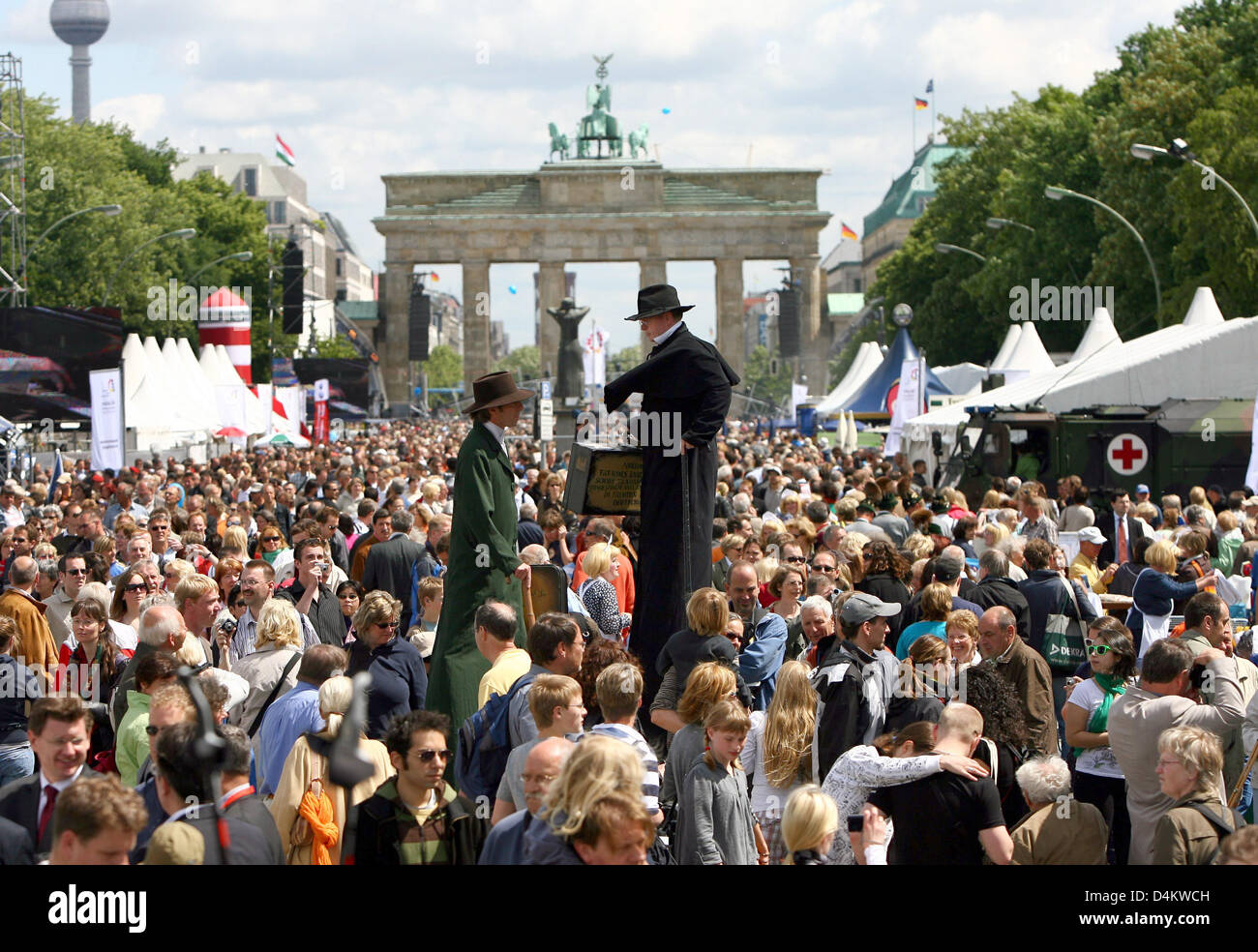 Besucher besuchen die Bürger? s Festival für den 60. Jahrestag der Bundesrepublik Deutschland in Berlin, Deutschland, 23. Mai 2009. Die deutsche Verfassung wurde am 23. Mai 1949 in Kraft gesetzt. Foto: Carsten Rehder Stockfoto