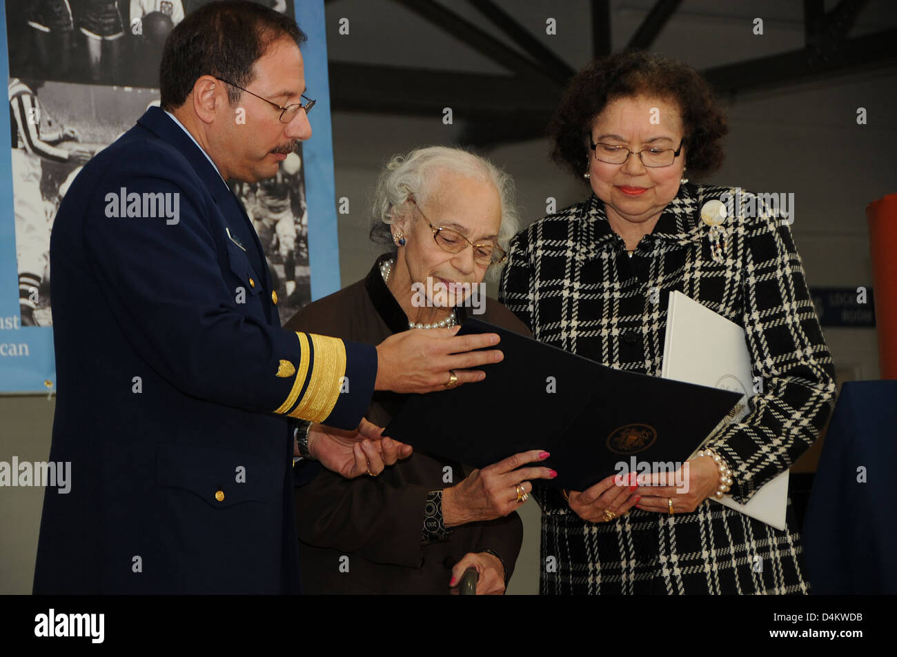 Das Gymnasium der US Coast Guard Base in Alameda, Kalifornien, wurde nach Emlen Tunnell benannt, einer Legende der Coast Guard und der NFL Hall of Fame. Die Zeremonie würdigte Tunnells Beiträge sowohl für die Küstenwache als auch für den Profifußball. Stockfoto