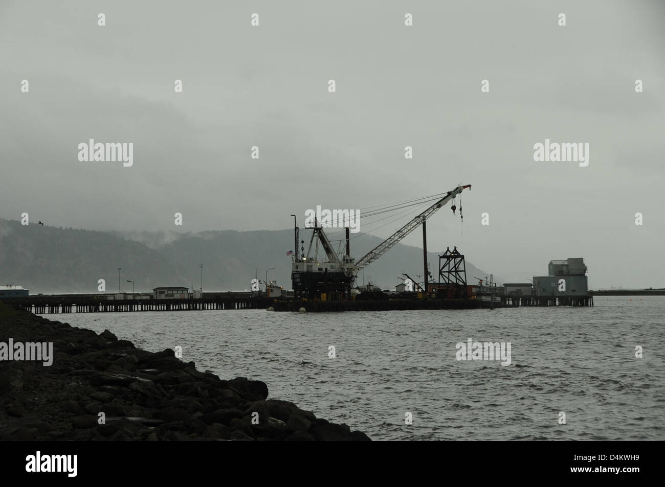 Die Derrick Barge-24, ein schweres Schiff, kam in Crescent City an, um bei Operationen zu helfen, die seine schweren Hebefähigkeiten erforderten. Die Ankunft des Binnenschiffs markiert den Beginn seiner Rolle bei der Unterstützung des maritimen Bauwesens und anderer schwerer Tätigkeiten. Stockfoto