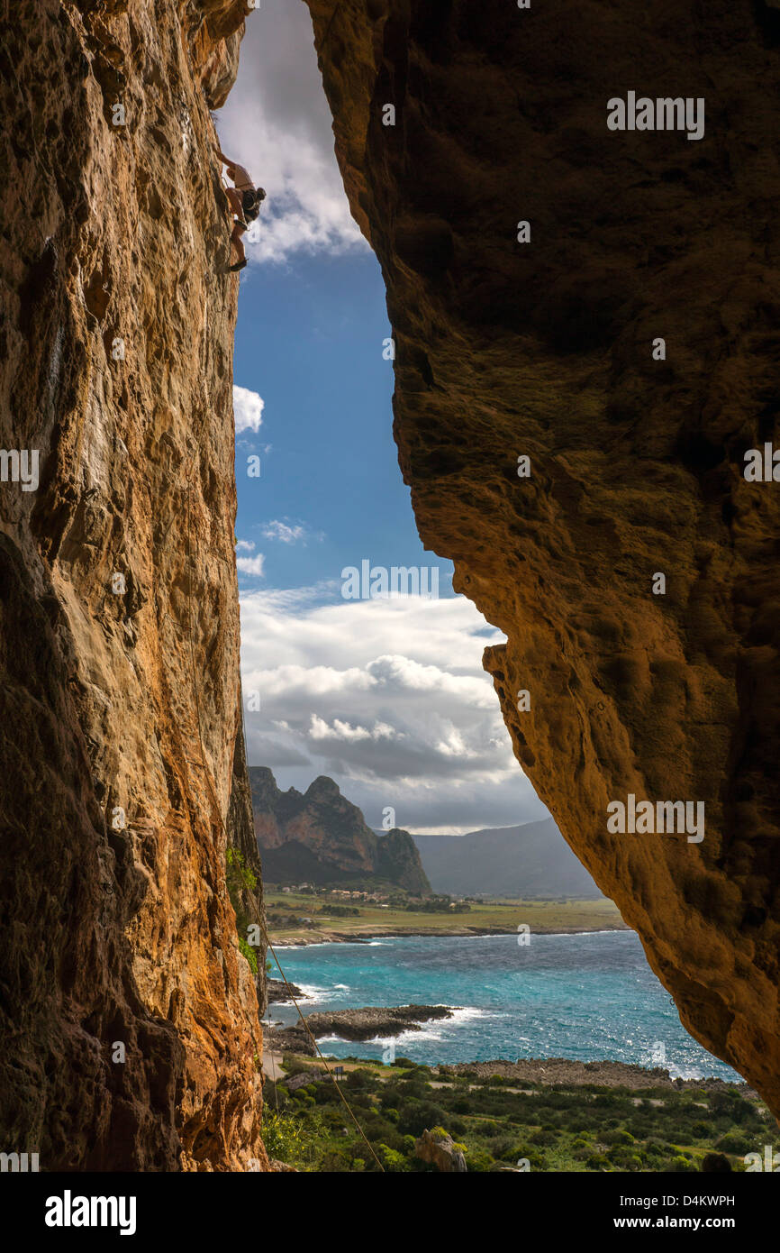 Kletterer Klettern steile Klippe direkt am Meer Stockfoto