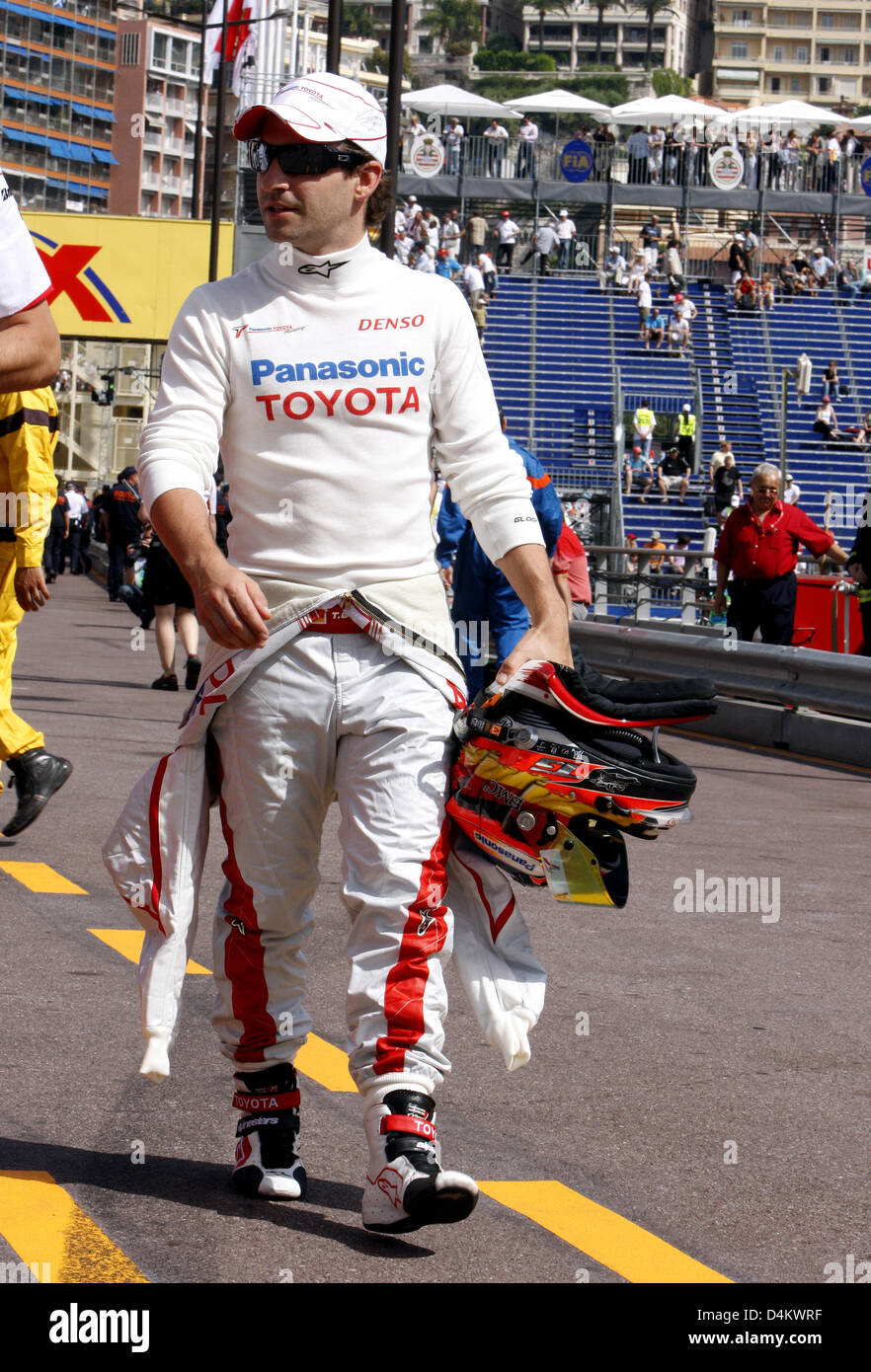 Deutsche Formel1-Fahrer Timo Glock Toyota Spaziergänge durch die Boxengasse im Qualifying in Monte Carlo, Monaco, 23. Mai 2009. Schaltfläche "nimmt Pole-Position für den Formel 1 Grand Prix von Monaco 24. Mai 2009. Foto: Jens Büttner Stockfoto