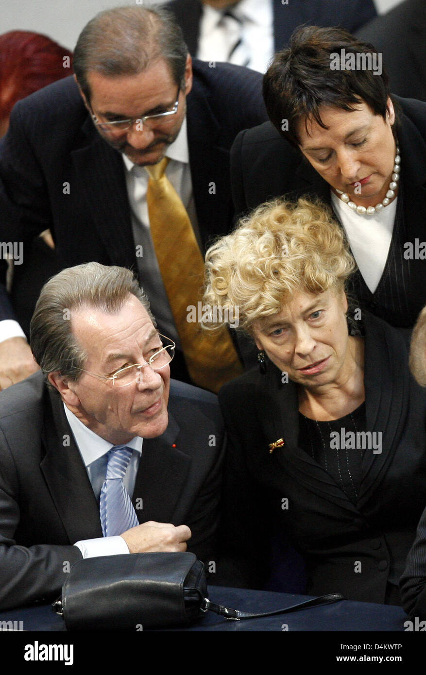 Kandidat der SPD Gesine Schwan (vorne R) reagiert auf die Wiederwahl von Bundespräsident Koehler neben SPD-Parteichef Franz Müntefering (L), Ministerpräsident von Brandenburg, Matthias Platzeck (hinten) und Justizministerin Brigitte Zypries (hinten R) auf die 13. Bundesversammlung in der Plenar-Halle des Reichstags in Berlin, Deutschland, 23. Mai 2009. Etablierten Koehler Stockfoto