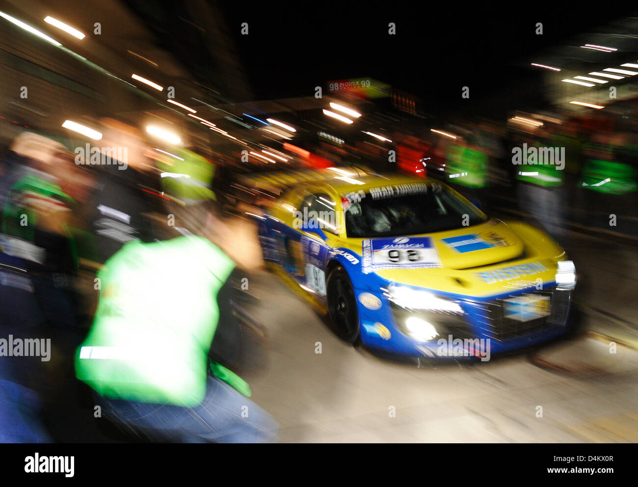 Der Audi R8 von Phoenix-Racing Team pilotiert von Stuck, Biela, Pirro und Fässler Köpfe aus der Boxengasse während der Nürburgring 24 Stunden Rennen, Nürburgring, Deutschland, 24. Mai 2009. Foto: Thomas Frey Stockfoto