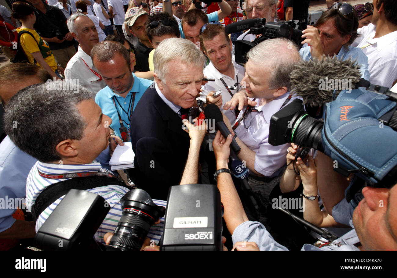 Präsident der FIA Max Mosley beantwortet Fragen von Journalisten im Fahrerlager für den F1 Grand Prix in Monte Carlo, Monaco, 24. Mai 2009. Foto: Jens Büttner Stockfoto