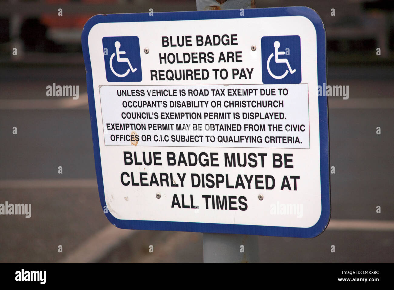 Inhaber von Blue Badge unterschreiben im März den Parkplatz am Mudeford Quay, Christchurch, Bournemouth, Dorset UK Stockfoto