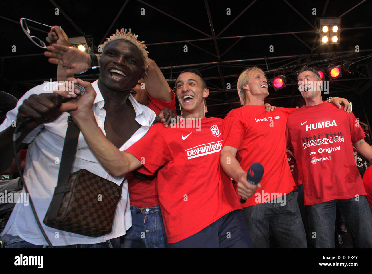 Aristide Bance (L-R), Chadli Amri, Mainz 05? s head Coach Joern Andersen und Co-Trainer Juergen Kramny feiern die Förderung ihres Klubs in die first Division auf dem Gutenberg-Platz in Mainz, Deutschland, 24. Mai 2009. Mainz gewann die letzte zweite Liga Spiel der Saison 4: 0 und in Bundesliga erste Liga für die Saison 2009/2010 gefördert. Die Mannschaft und Fans feierten diesen t Stockfoto