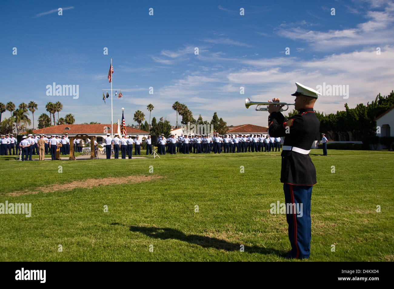 Der Begriff „erinnern“ wird oft mit Gedenkveranstaltungen oder Momenten der Reflexion in Verbindung gebracht, die in der Regel wichtige historische Daten markieren oder diejenigen ehren, die in verschiedenen Gründen gedient oder geopfert haben. Stockfoto
