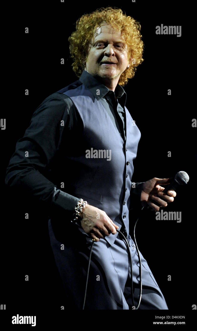 Mick Hucknall und britischen Soul-pop-Band Simply Red führen in Berlin, Deutschland, 25. Mai 2009. Simply Red fördert ihre greatest Hits-Album? Einfach Rot: Greatest Hits 25? auf der? Greatest Hits Tour?. Foto: Britta Pedersen Stockfoto