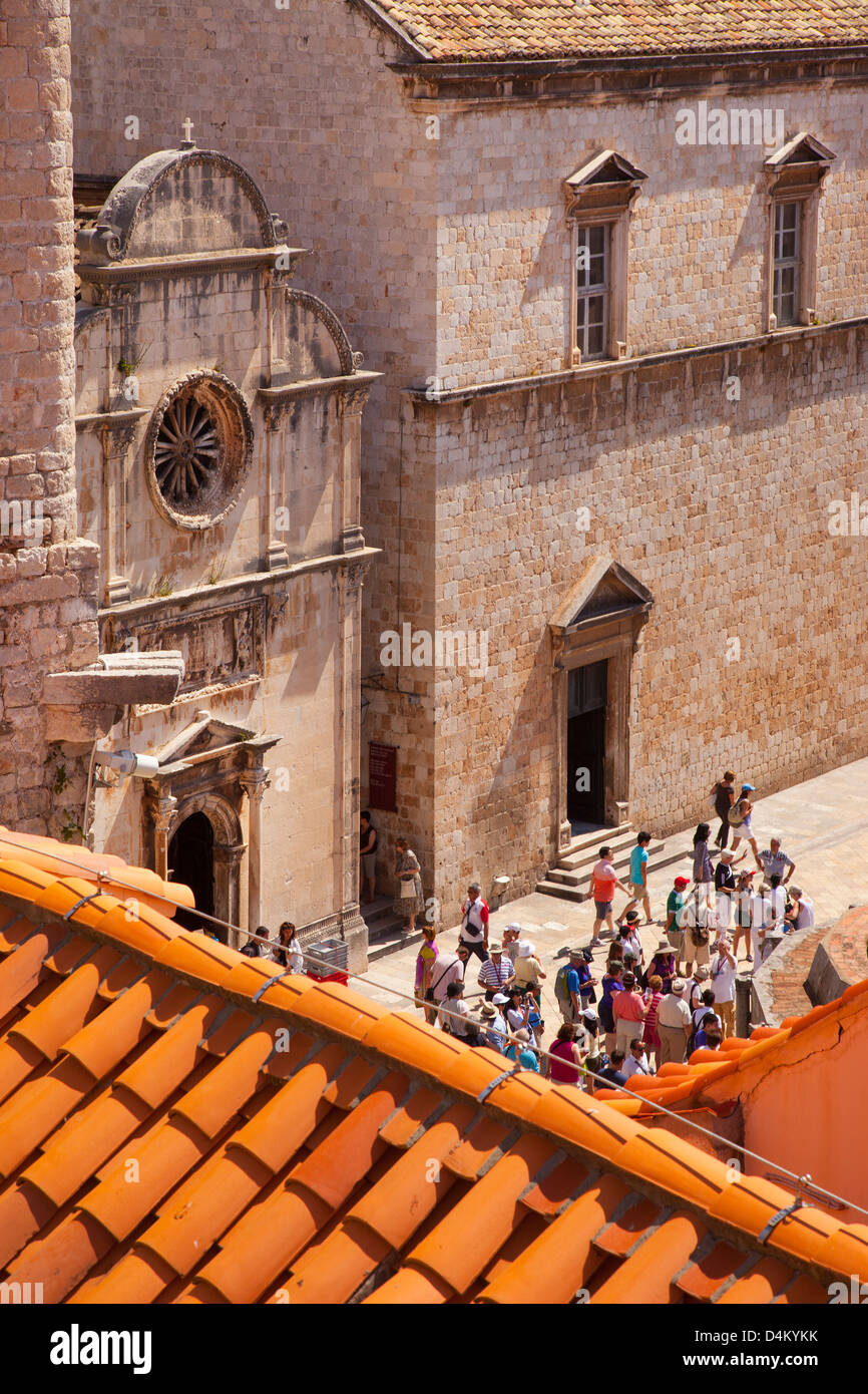 Die Touristengruppe versammelt sich vor der Heiligen Heilskirche entlang der Stadionstraße in der Altstadt von Dubrovnik, Kroatien Stockfoto