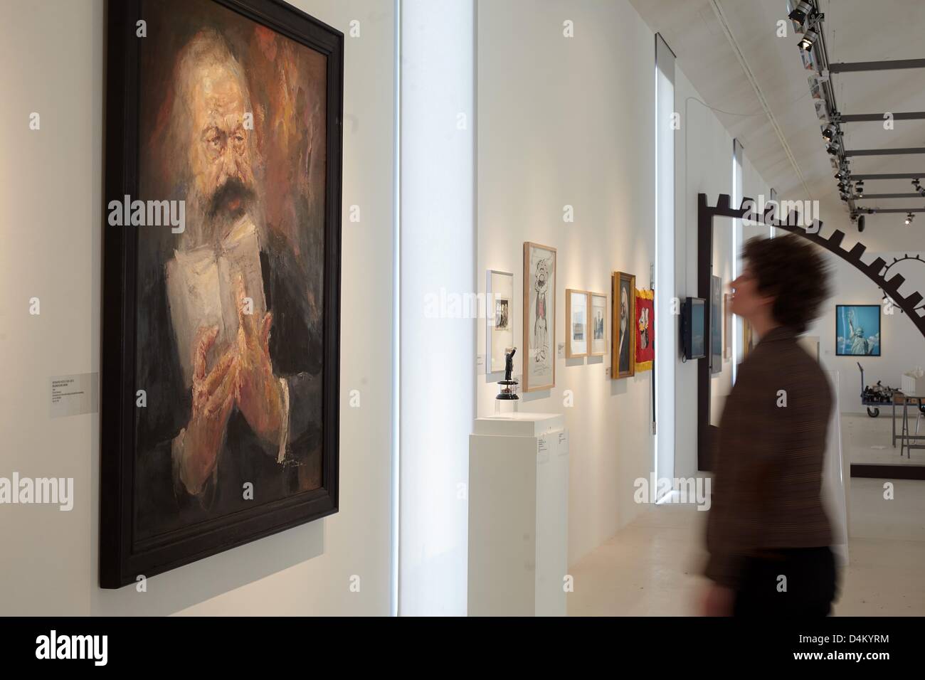 Ein Porträt-Gemälde von Karl Marx von Bernhard Heisig ist auf der Ausstellung "Ikone Karl Marx. Kult-Bilder und der Kult um Bilder im städtischen Museum Simeonstift in Trier, Deutschland, 14. März 2013. Die Ausstellung läuft vom 17 März bis 18. Oktober 2013. Foto: THOMAS FREY Stockfoto