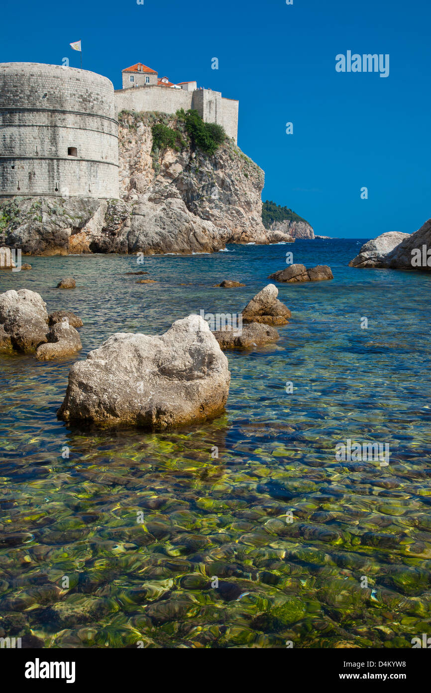 Klarem Wasser unterhalb der befestigten Altstadt von Dubrovnik, Kroatien Stockfoto
