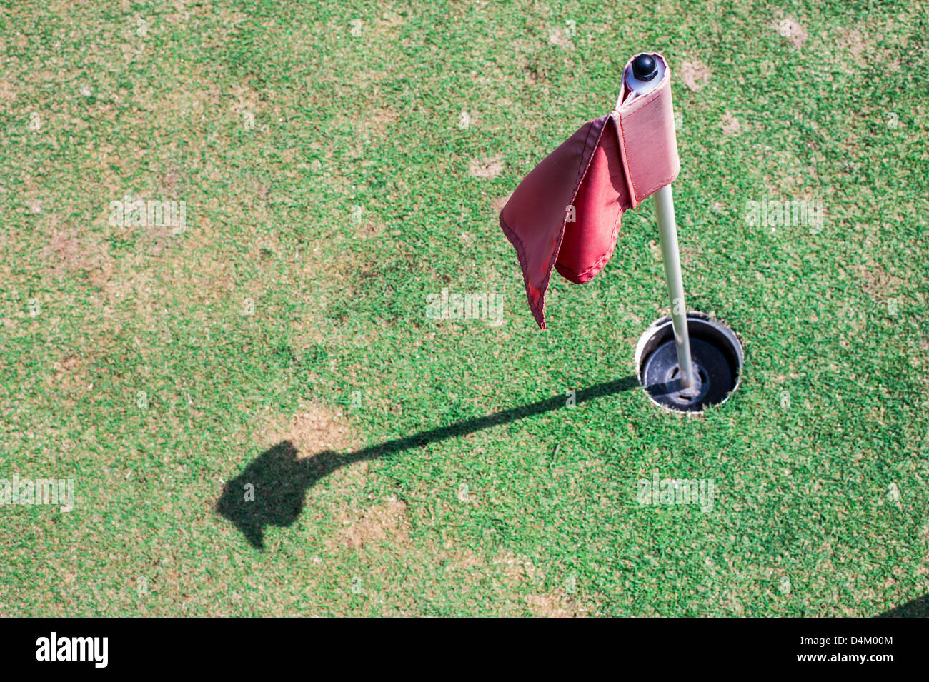 Golfloch und rote Fahne Stockfoto