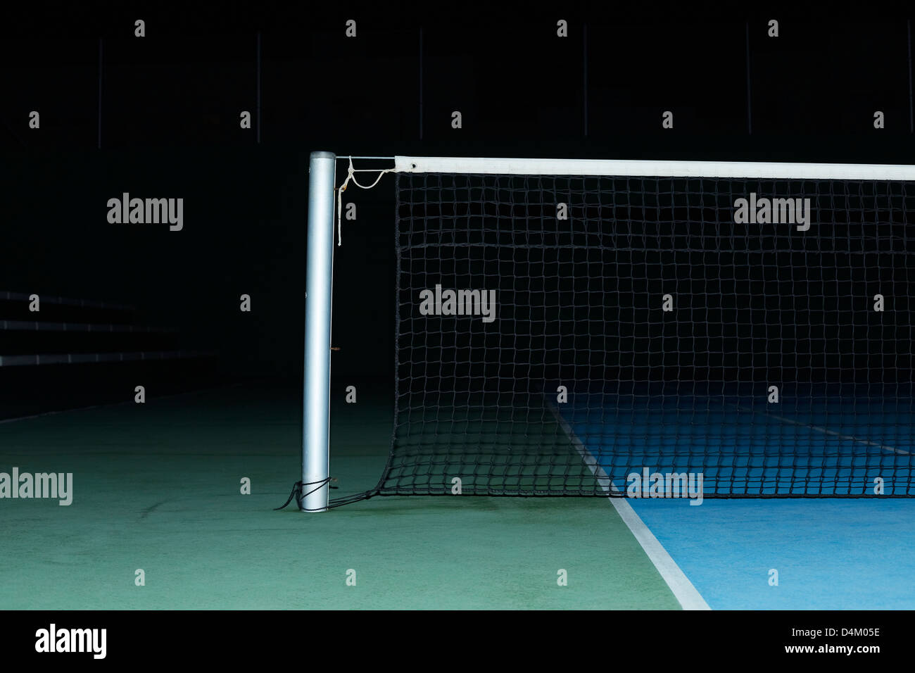 In der Nacht auf Netto Tennisplatz Stockfoto