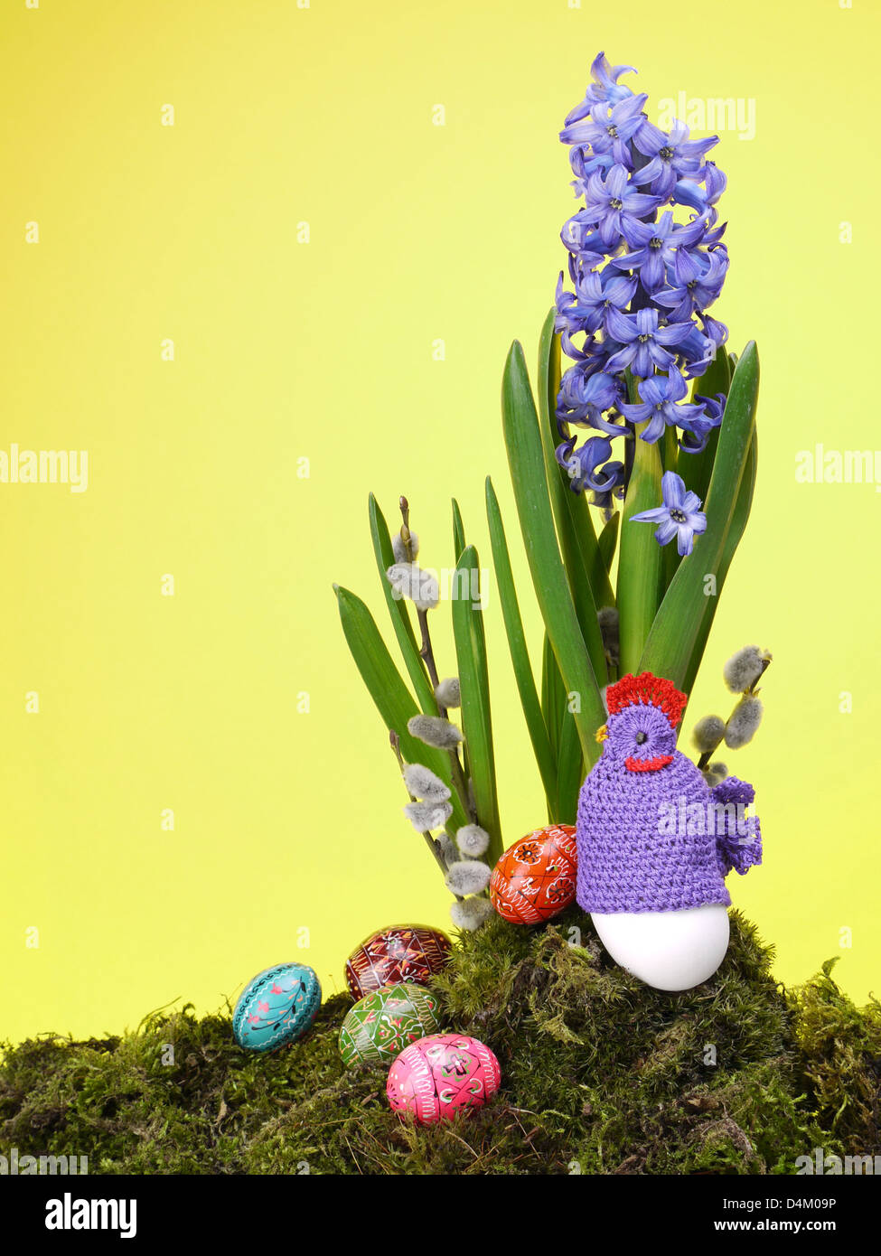 Ostern-Zusammensetzung der bemalten Eiern und Hyazinthe Blumen auf gelbem Hintergrund Stockfoto