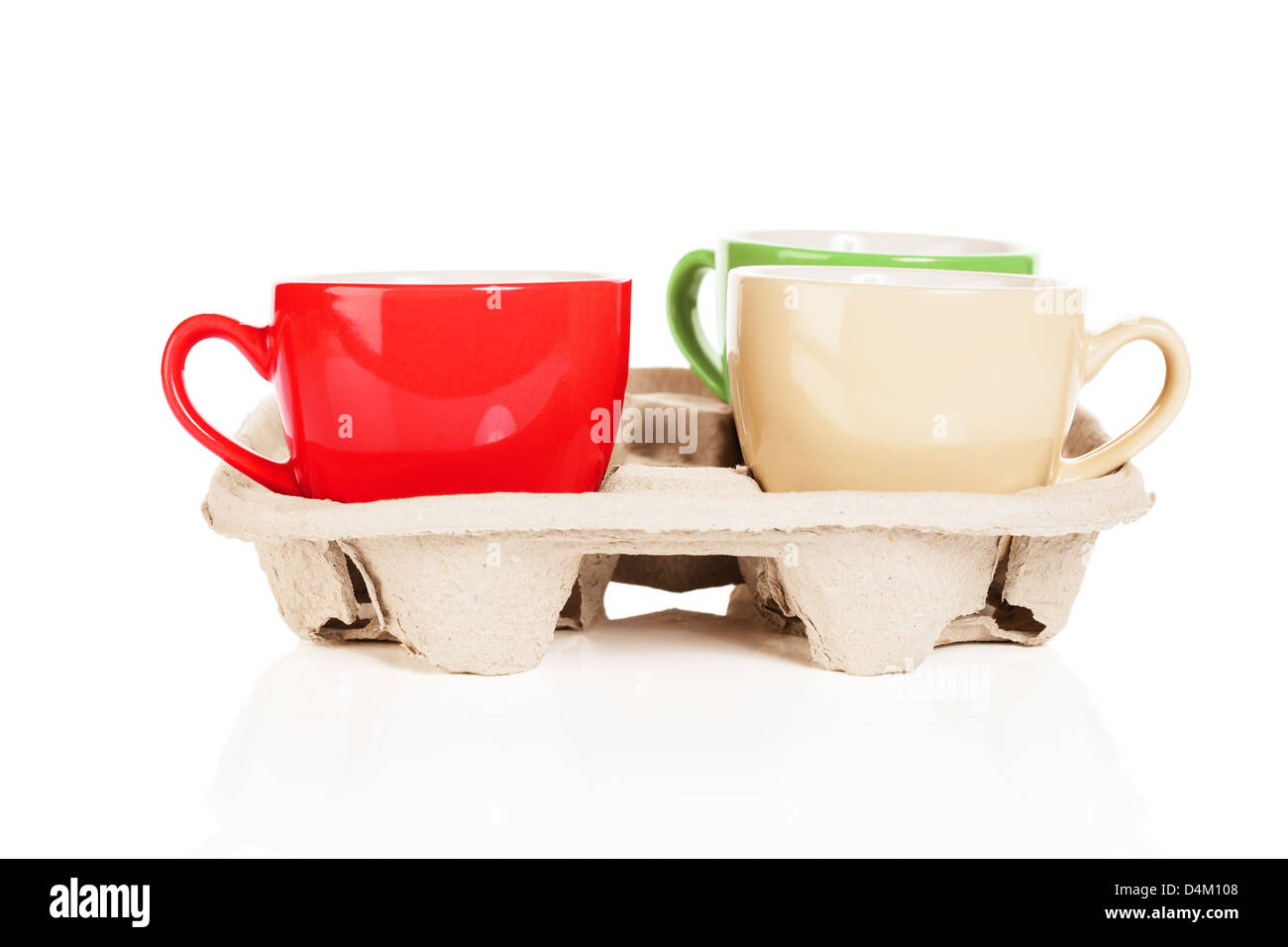 Kaffeetassen in Cupholder auf weißem Hintergrund Stockfoto