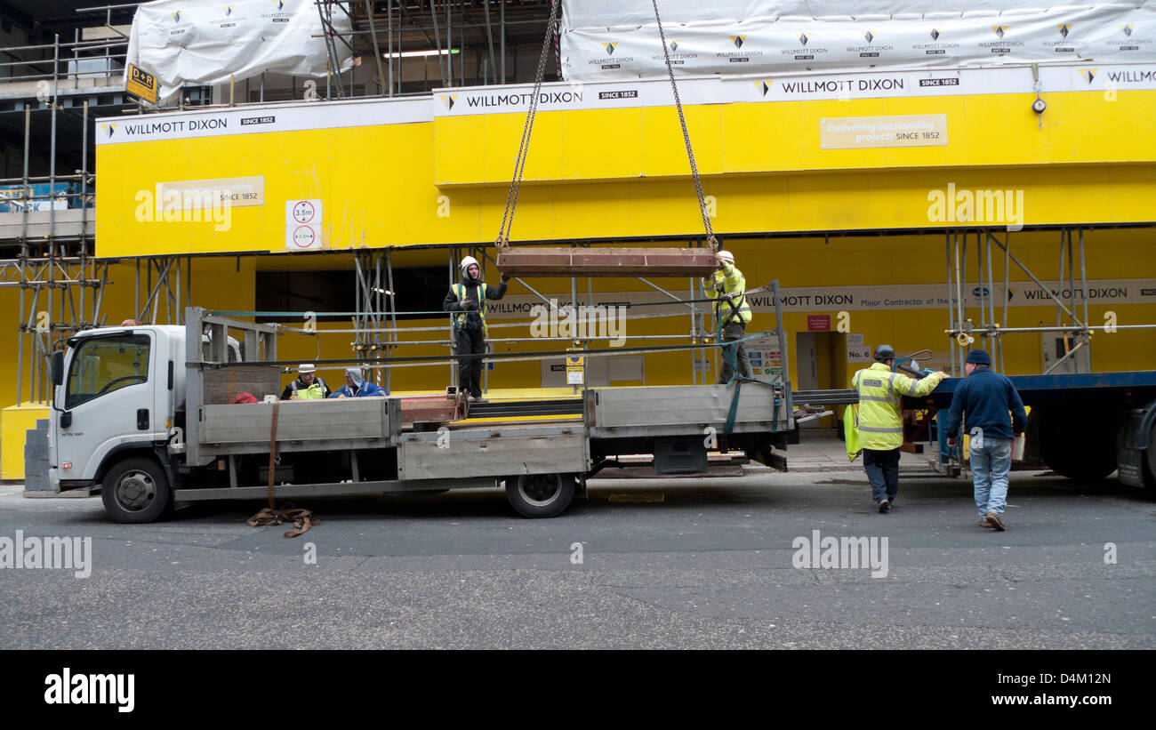 LKW entladen Baustoffe bei Willmott Dixon Constructionvsite am Klinikum neue Barts Cancer Care.  KATHY DEWITT Stockfoto