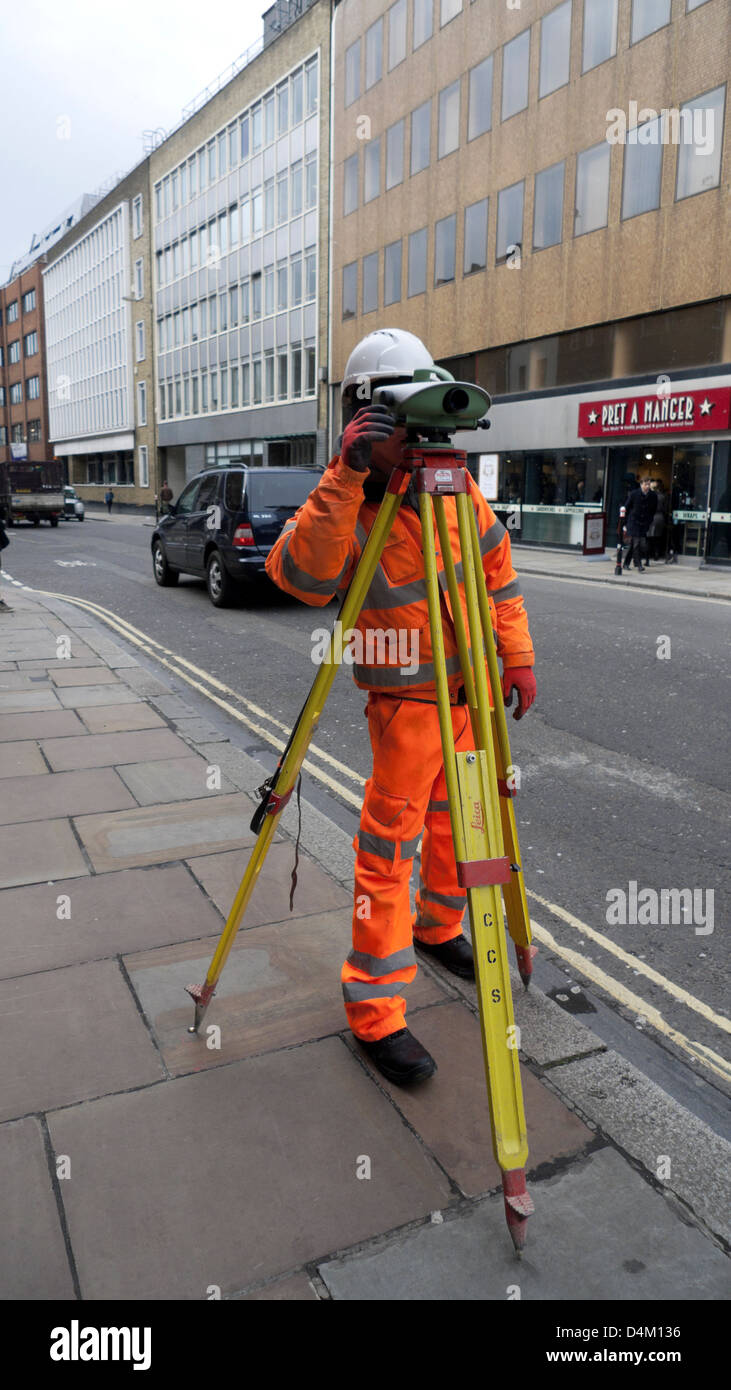 Vermesser arbeiten in einer Londoner Straße in der Nähe von Smithfield London England UK KATHY DEWITT Stockfoto