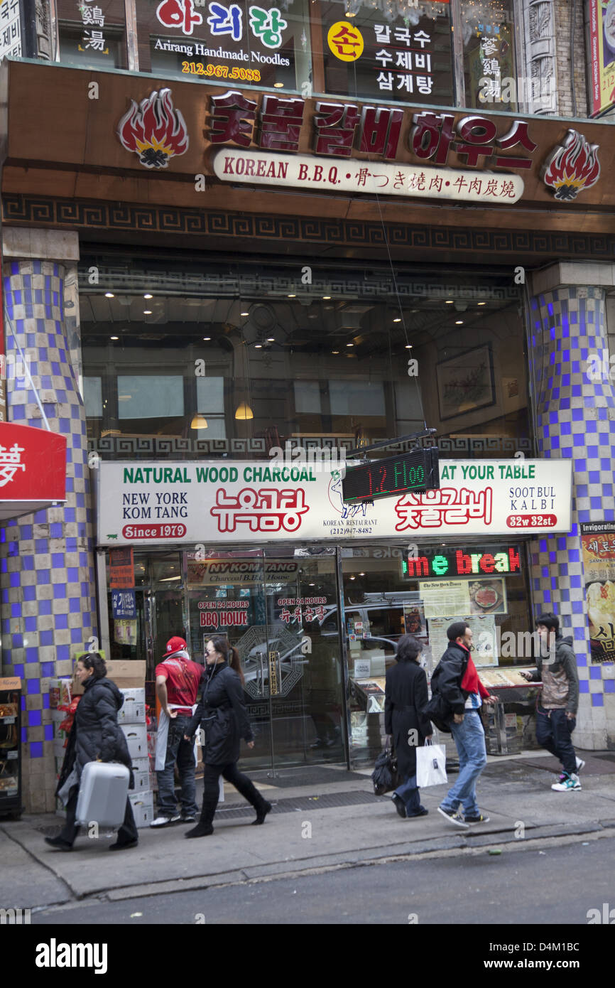 West 32nd Street zwischen der 5th und 6th Avenue in NYC auch bekannt als Korea Town oder Little Korea Stockfoto