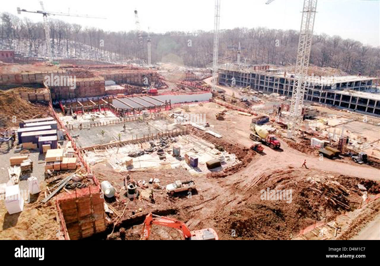 Der Bau der zentralen Stockwerke für das neue Hauptquartier der US-Küstenwache ist im Gange. Diese Arbeit ist ein wichtiger Bestandteil der Schaffung einer modernen und funktionalen Einrichtung zur Unterstützung der Operationen der Küstenwache. Stockfoto