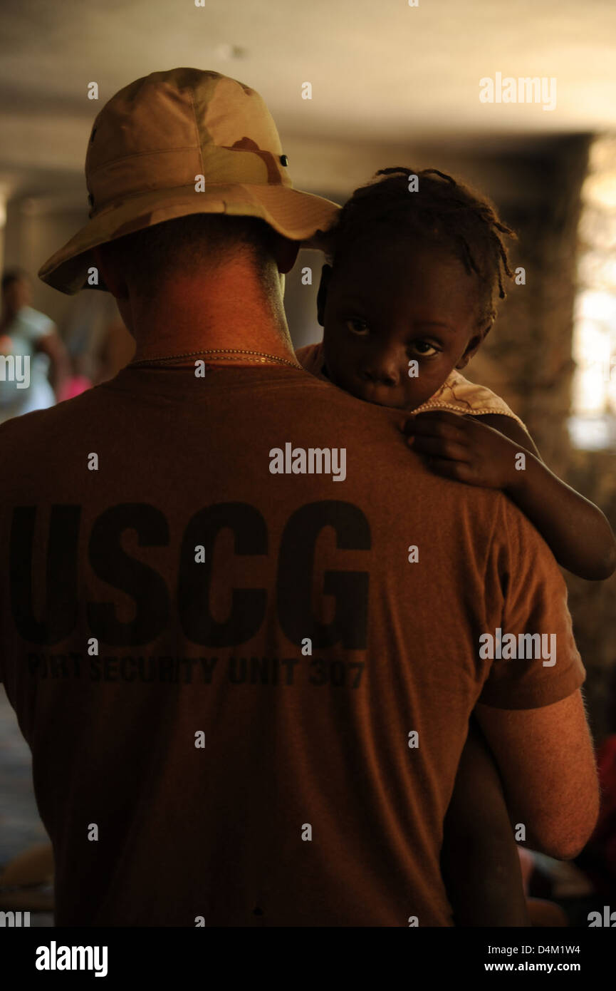 Die Hafensicherheitseinheiten in Haiti leisteten Waisenkindern nach dem Erdbeben von 2010 humanitäre Hilfe. Die Netzteileinheiten lieferten Material und Arbeit für die Sanierung des Waisenhauses und lieferten Vorräte zur Unterstützung der Kinder. Stockfoto