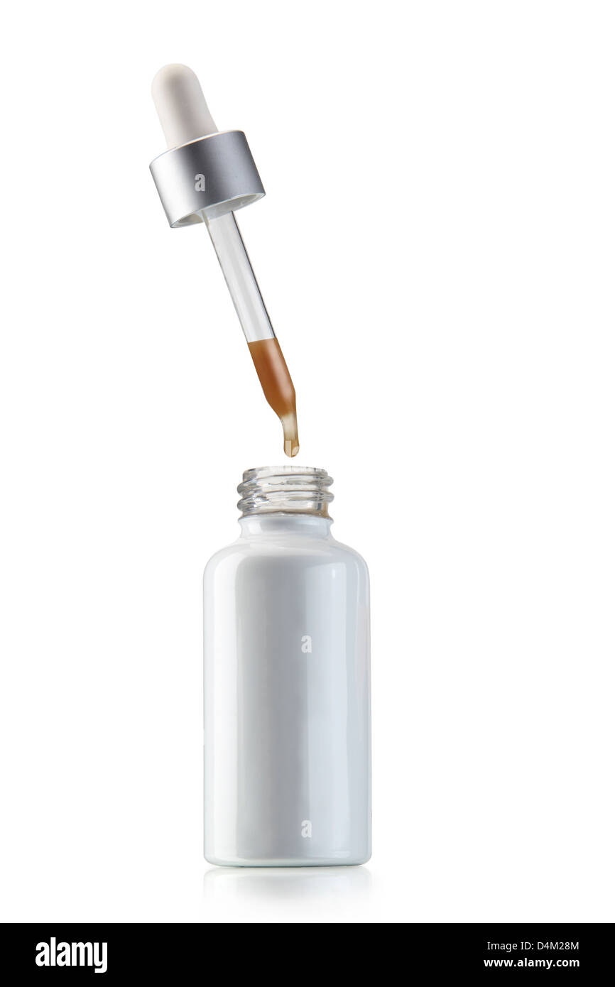 Medizin-Flasche mit Tropfer isoliert auf weißem Hintergrund. Stockfoto