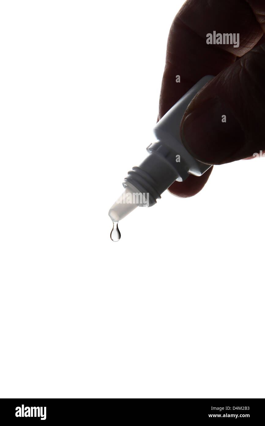 Medizin-Flasche mit Tropfer isoliert auf weißem Hintergrund. Stockfoto