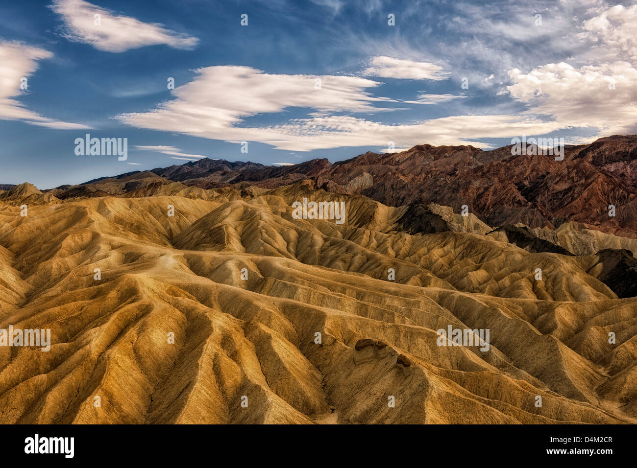 Am Nachmittag Wolken schweben über die Badlands von Golden Canyon und kalifornischen Death Valley National Park. Stockfoto