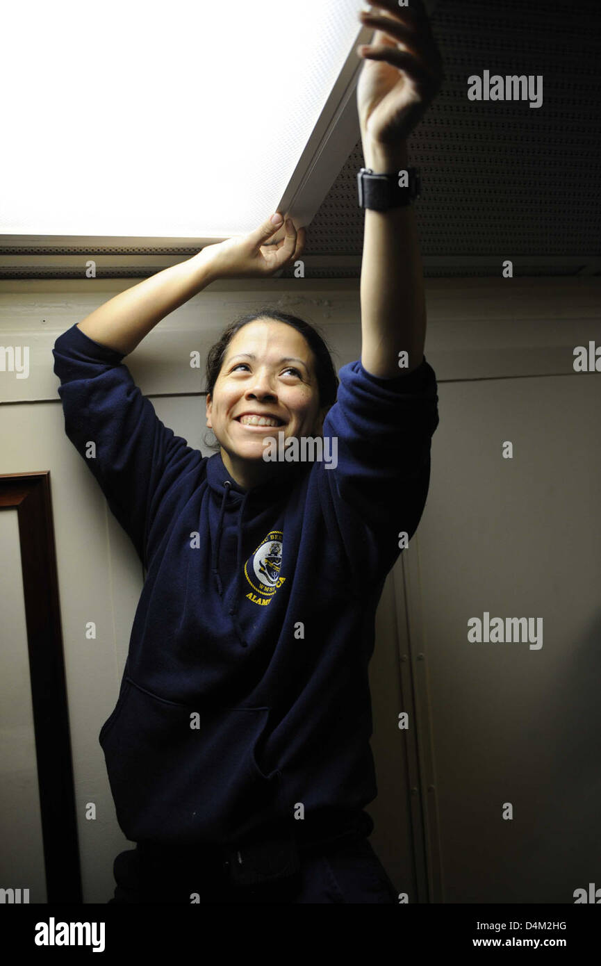 Electronic Technician Third Class (EM3) diente an Bord des Küstenwache Cutter Bertholf während seiner Beringsee-Patrouille und stellte sicher, dass elektronische Systeme für den Erfolg der Mission betriebsbereit sind. Stockfoto
