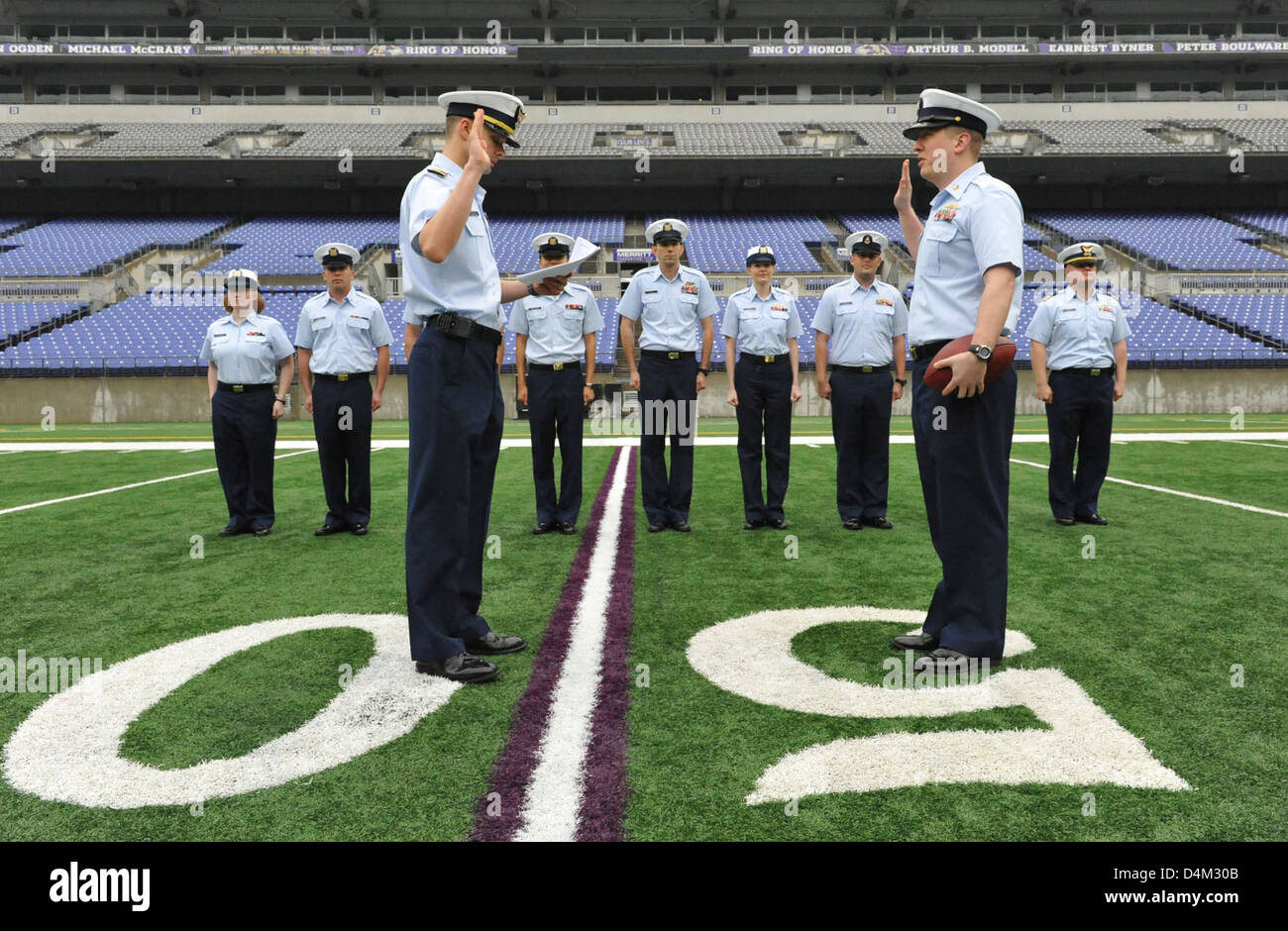 Petty Officer Anthony J. Matulonis meldet sich erneut im Baltimore Ravens Stadion an und markiert damit einen bedeutenden persönlichen und professionellen Meilenstein, mit Familie und Kollegen. Stockfoto