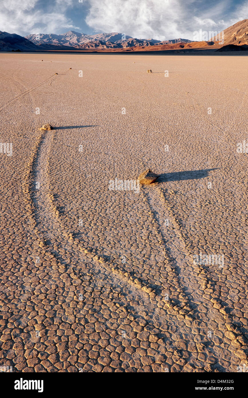 Beweglichen Felsen auf der Rennstrecke lassen Trail Abdrücke in Playa des kalifornischen Death Valley National Park. Stockfoto
