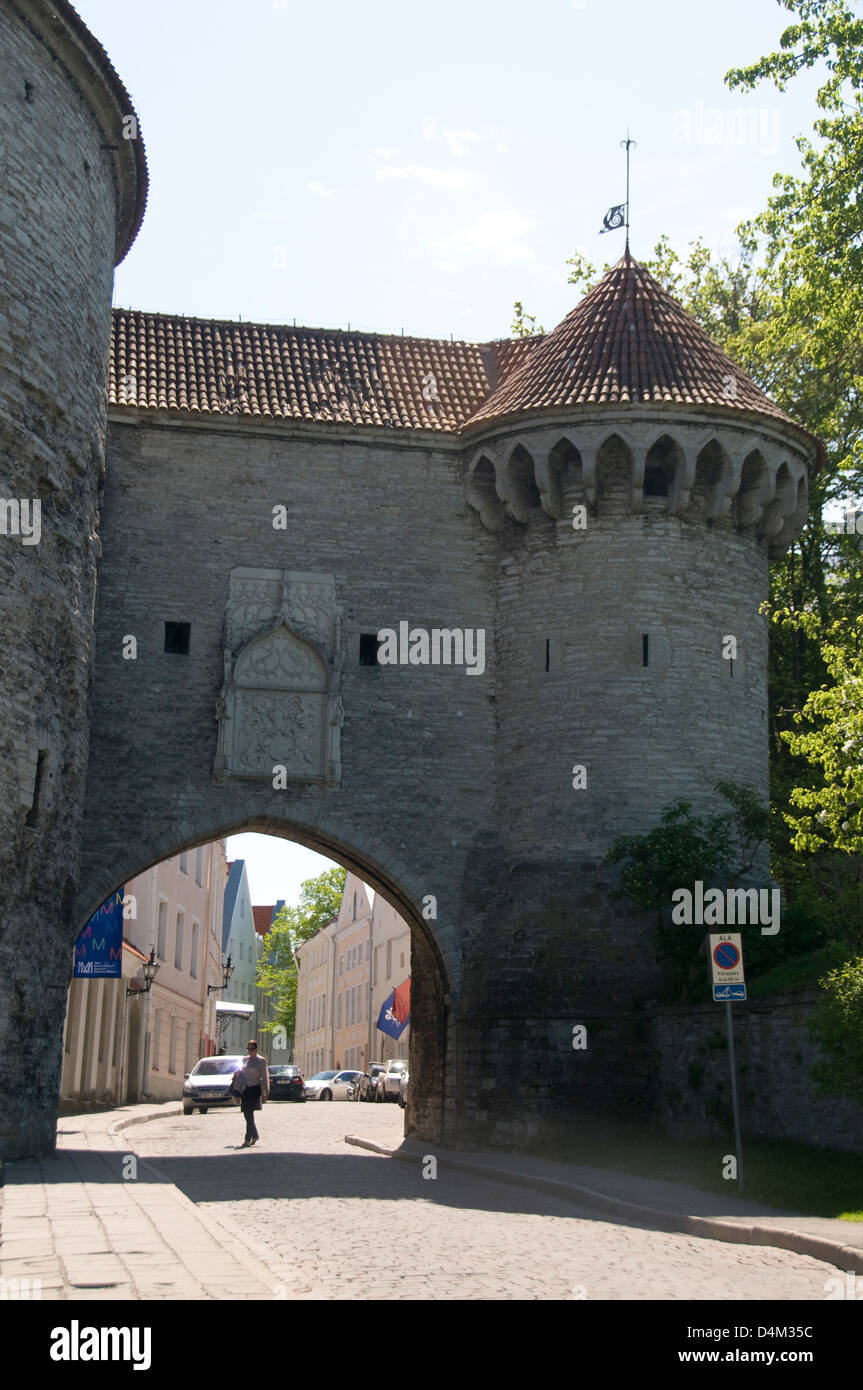 Einer der Haupteingänge in die Altstadt von Tallinn und die Pikk Street ist das große Küstentor in Tallinn, Estland, den baltischen Staaten Stockfoto