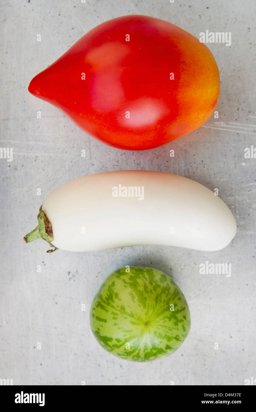 Tomatensorten mit weißen Auberginen Stockfoto