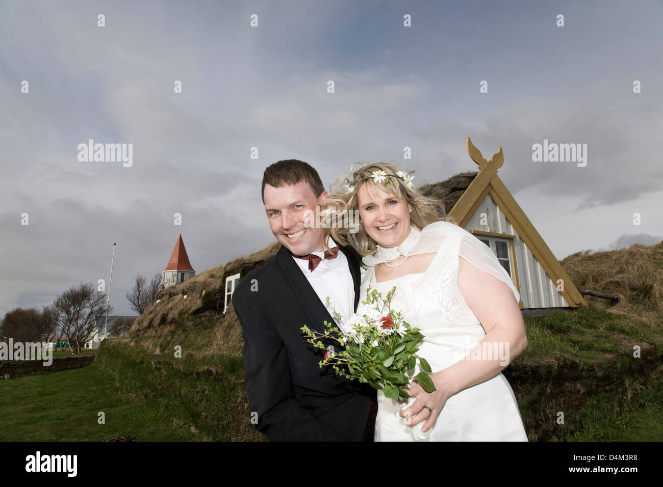 Brautpaar lächelnd in Feld Stockfoto