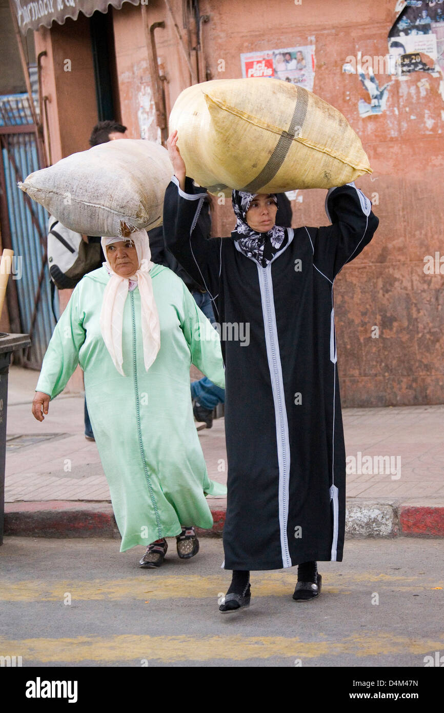 Afrika, Marokko, Marrakesch, islamische Frauen, die Transport von Ladungen Stockfoto