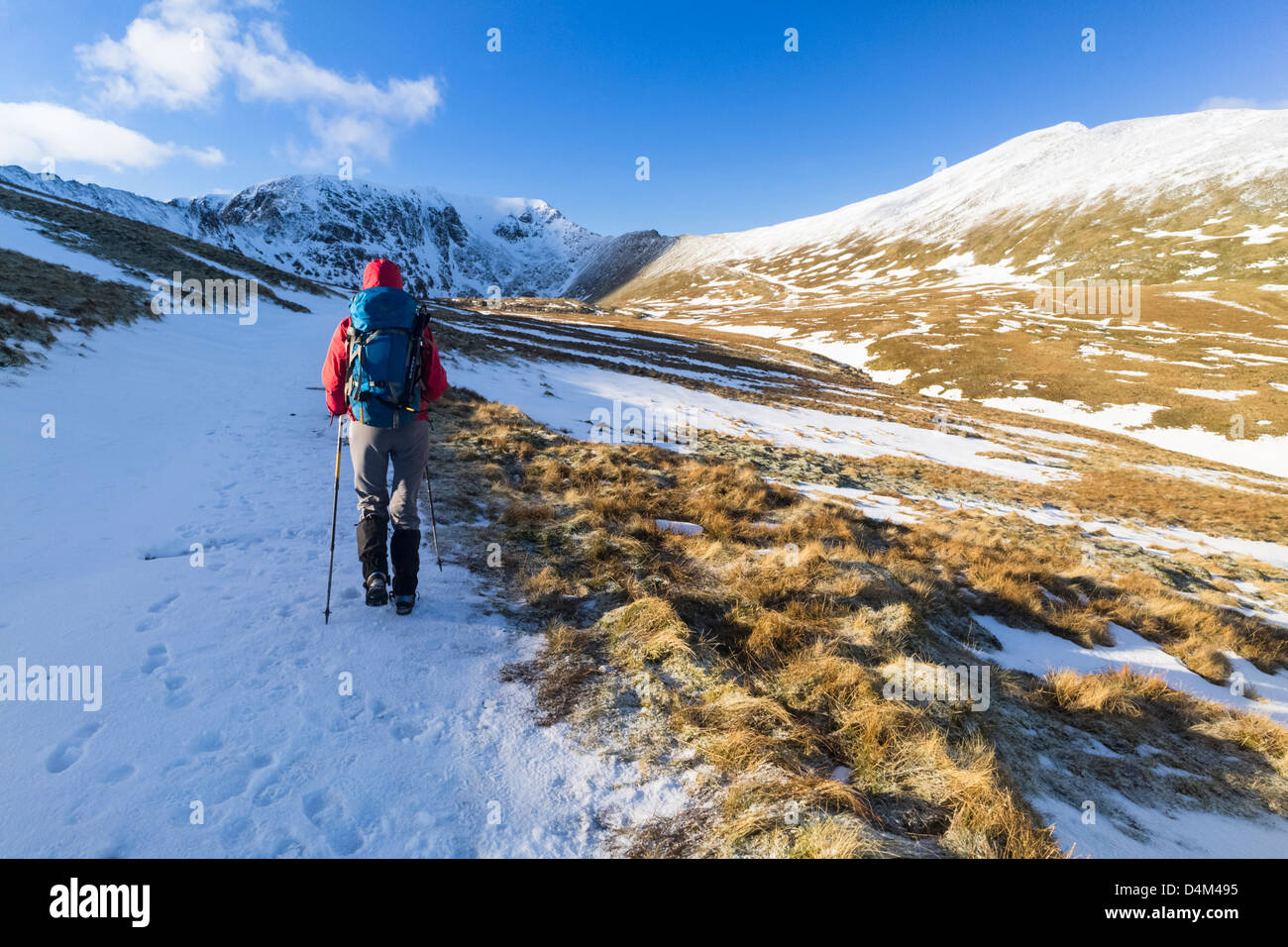 Ein Wanderer zu Fuß in Richtung Lakelandpoeten im Lake District Stockfoto