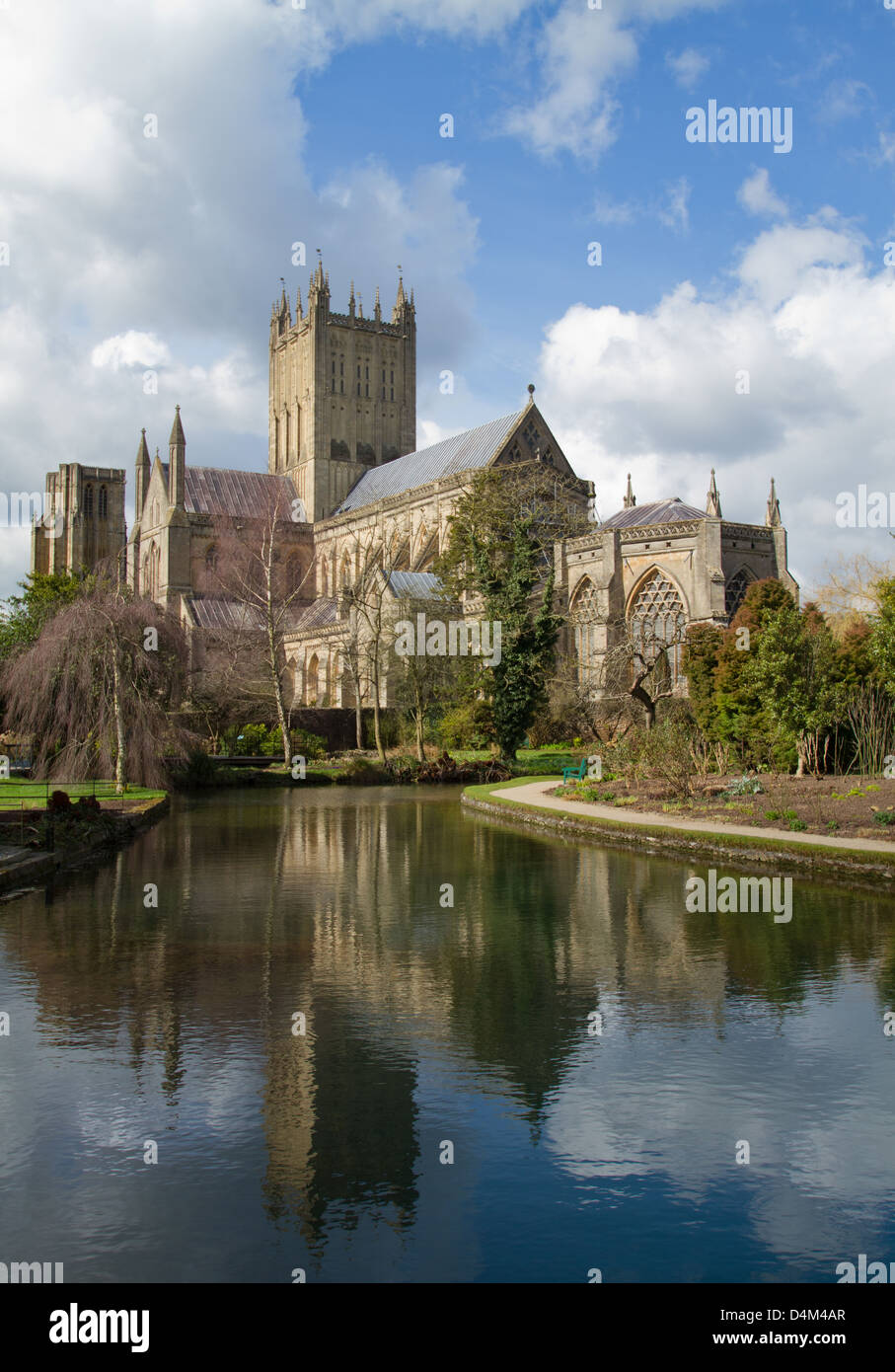 Wells Cathedral aus dem bischöflichen Palastgärten Stockfoto