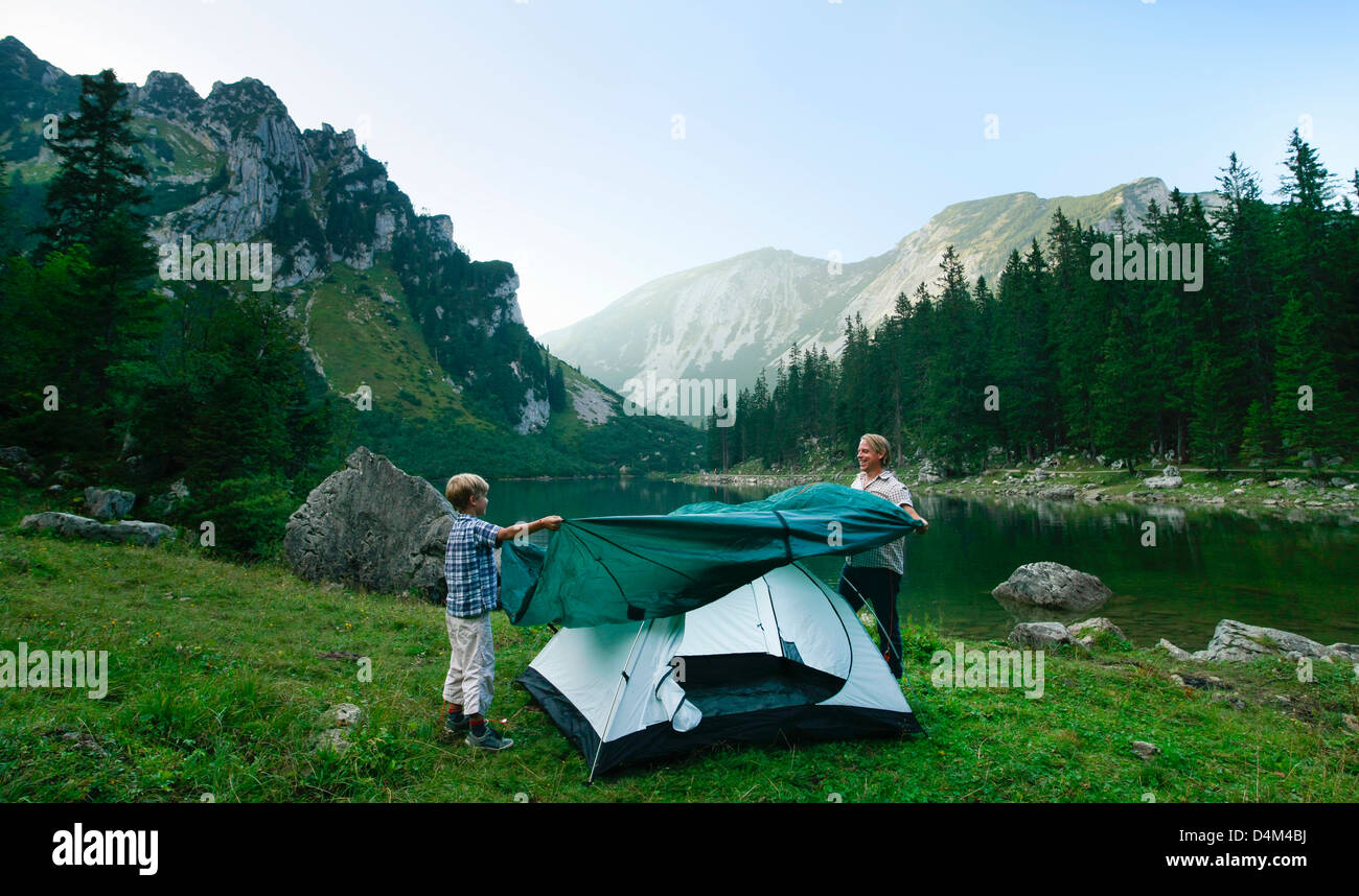 Vater und Sohn pitching Zelt zusammen Stockfoto