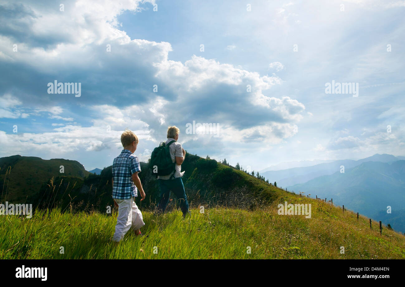 Vater und Sohn auf grasbewachsenen Hügel wandern Stockfoto